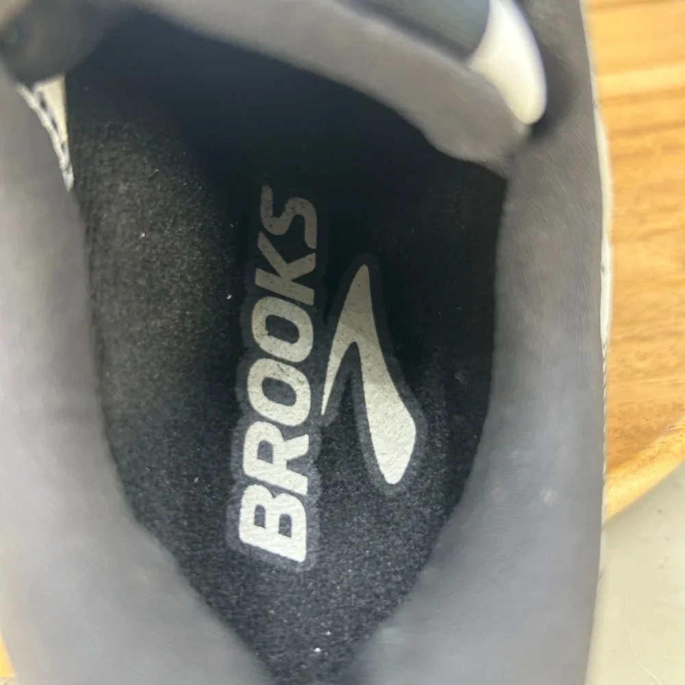 Brooks Adrenaline GTS 24 Womens Running Shoes White Black 1204261B126 Size 6.5 B